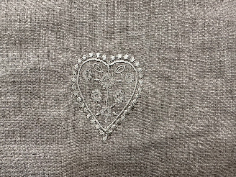 embroidered linen remnant cm. 50x50 hearts