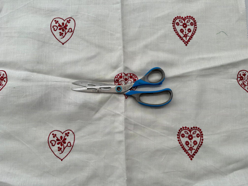 embroidered linen remnant cm. 50x50 hearts